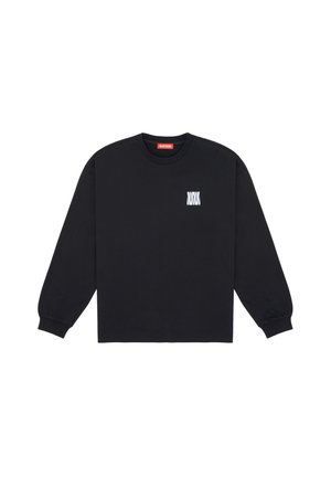 T-shirt noir à manches longues avec col rond, petit logo blanc empilé "W" sur la poitrine gauche et une étiquette rouge à l'intérieur du col.