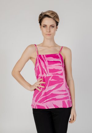 Camiseta sin mangas de un vibrante color rosa, con un atrevido patrón abstracto en tonos más claros, con finas tirantes de espagueti y una silueta fluida.