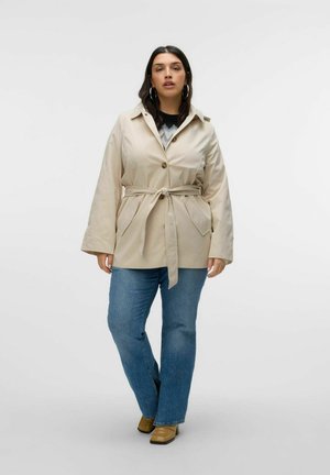 Veste beige ceinturée avec une fermeture à bouton et un col pointu. Elle comprend des manches longues, deux poches avant et une texture lisse et mate.