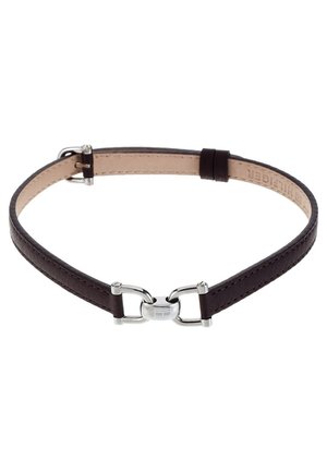 Donkerbruine leren riem met zilverkleurige gesp en metalen paardbitdetail, beige binnenvoering en gestikte randen op een witte achtergrond.