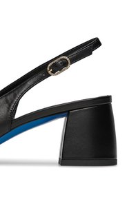 Scarpa slingback in pelle nera con punta rotonda, interno blu e dettaglio della fibbia con accenti dorati. Il tacco è spesso e testurizzato.