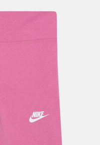 Nike Sportswear Leggingek - magic flamingo/white