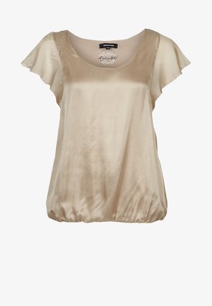 Beżowy satynowy top z dekoltem w kształcie łódki, falbankowymi rękawami i elastycznym dołem. Gładka tekstura oraz luźny krój zapewniający komfort.