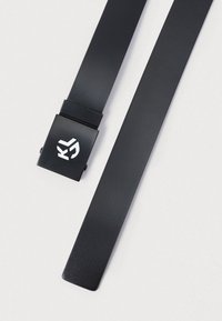 Cinto de pele preto com uma fivela quadrada preta com um logótipo branco. O cinto tem uma textura suave e bordas retas.