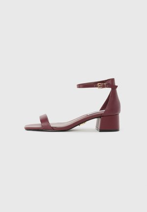 GENA - Varrelliset sandaalit - cherry
