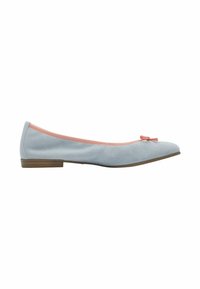 Ballerine en suède bleu clair avec bordure rose, petit nœud rose sur le bout et petit talon en bois.