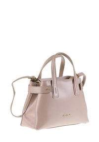 Sac à main en cuir rose clair avec deux poignées supérieures et une bandoulière amovible. Il présente des accents matériels discrets et une silhouette structurée.