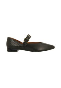 Chaussure plate en cuir noir avec un bout pointu et un talon texturé noir. Dotée d'une bride de cheville avec une boucle en or.