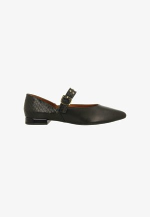 Zapato plano de cuero negro con punta afilada y un tacón texturizado negro. Presenta una correa en el tobillo con una hebilla dorada.
