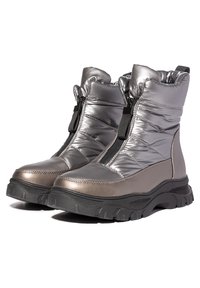 Bottes de cheville en argent métallique avec un design matelassé, fermeture éclair, col rembourré et une semelle épaisse à crampons noirs pour une meilleure adhérence.