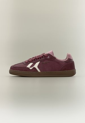 Lavtopet vinrød ruskind sneaker med hvid side detalje, brun sål, snørebånd og "Pepe Jeans" logo på siden.