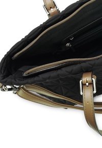 Zwarte, gestikte stof tas met een ruime binnenkant, voorzien van meerdere ritszakken en lichtbruine leren banden en accenten.