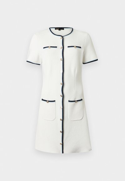 Λευκό φόρεμα με κοντά μανίκια και ναυτικό γαζί, χρυσά κουμπιά στην μπροστινή πλευρά, δύο τσέπες στο στήθος και δύο στα ισχία, μήκος έως τα γόνατα, στρογγυλή λαιμόκοψη.