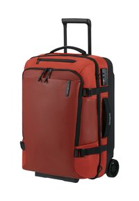 Valigia a rotelle Samsonite rossa e nera con manico telescopico, tasca frontale con zip, manico laterale e lucchetto TSA.