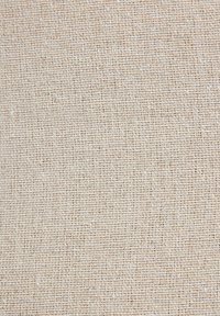 Naturligt vävt tyg i ljusbeige, med en grov struktur och synliga fibrer, som uppvisar ett enhetligt mönster. Idealisk för möbelklädsel eller hantverk.