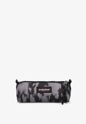 Pouzdro na tužky Eastpak v černošedém batikovacím vzoru, vyrobené z odolné látky, se zipem a značkovou nášivkou.