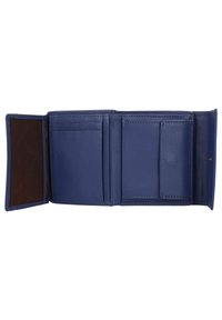 Cartera de cuero azul con múltiples ranuras para tarjetas, una ventana de identificación de malla y un forro interior texturizado. Diseño compacto con bordes cosidos.
