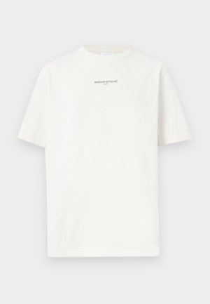 Camiseta blanca de manga corta con la inscripción "MAISON KITSUNÉ PARIS" en letras negras pequeñas centradas en el pecho.