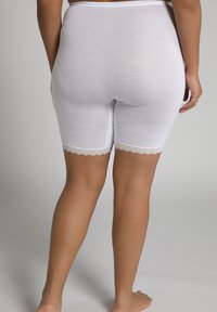 Witte katoenen shorts met een gladde textuur, voorzien van geschulpte kantafwerking aan de zoom. De tailleband is elastisch voor comfort en pasvorm.