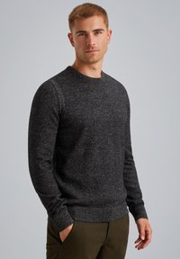 Dunkelgrauer Strickpullover mit Rundhals, langen Ärmeln und strukturiertem Finish. Mit gerippten Ärmelabschlüssen und Saum, kombiniert mit olivgrünen Hosen.