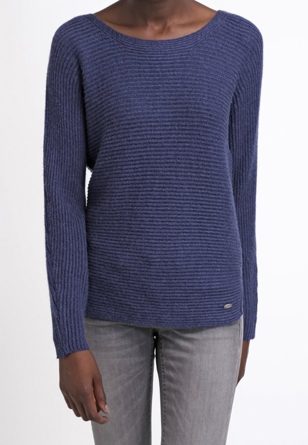 Pull bleu marine tricoté avec une texture côtelée, un col large et des manches longues. Il présente un petit logo au niveau de l'ourlet.