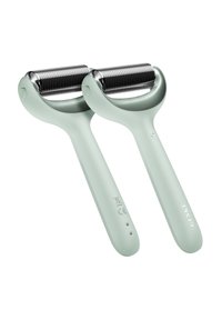 Deux rouleaux de visage vert menthe avec des cylindres roulants métalliques argentés, dotés de poignées ergonomiques et de petites lumières indicatrices sur l'une des poignées.