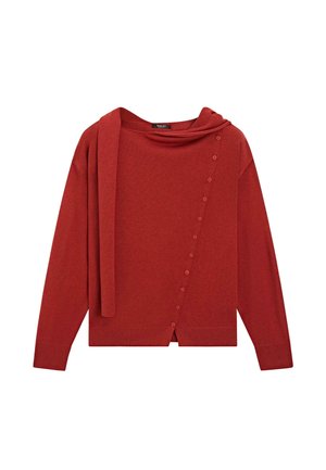 Pull à manches longues rouge rouille avec fermeture diagonale boutonnée et détail d'écharpe attaché à l'épaule gauche, poignets et ourlet côtelés.