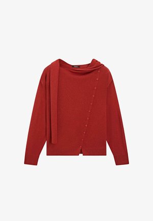 Pull à manches longues rouge rouille avec fermeture diagonale boutonnée et détail d'écharpe attaché à l'épaule gauche, poignets et ourlet côtelés.