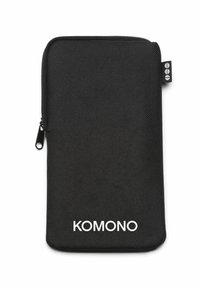 Zwarte tas met rits, gemaakt van een gestructureerd materiaal. Bevat een wit "KOMONO" logo aan de onderkant en een klein label aan de zijkant.