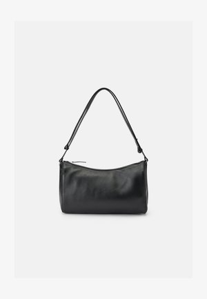 Schwarze Leder-Schultertasche mit einem einzigen kurzen Tragegurt und einem Reißverschlussverschluss oben, vor einem einfarbigen hellen Hintergrund.