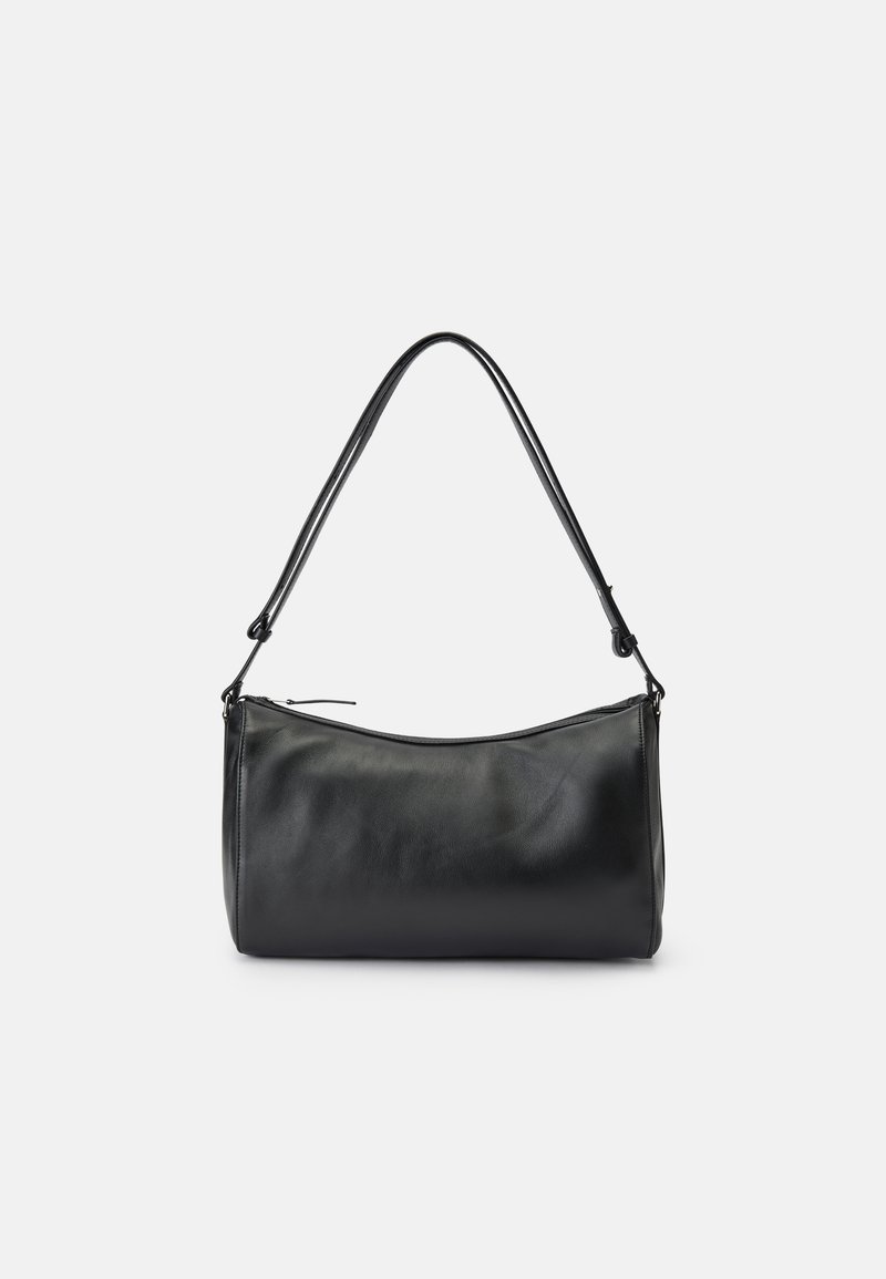 Borsa a spalla in pelle nera con una sola tracolla corta e chiusura a zip in cima, posizionata su uno sfondo chiaro e uniforme.