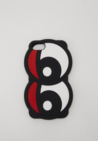 Coque de téléphone en silicone noir présentant un design circulaire double avec des accents blancs et rouges, une texture lisse, des contours surélevés et une ouverture pour l'appareil photo.