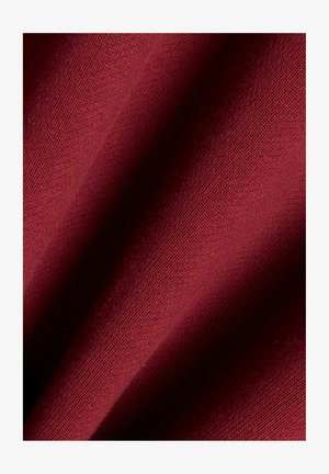 Gewebter Stoff in einem tiefroten Farbton, glatte Textur, mit sichtbaren diagonalen Rippenmustern und weichem Fall.