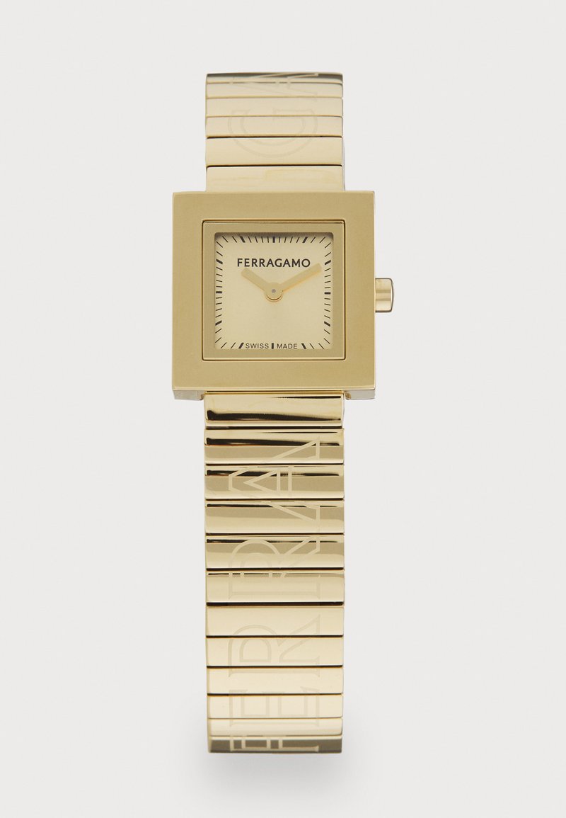 Montre carrée en or avec un bracelet texturé, dotée d'un cadran ivoire et d'index horaires noirs. "FERRAGAMO" gravé sur le bracelet. Fabriquée en Suisse.