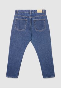 Pantalon en denim bleu à coupe décontractée, avec une taille munie de passants pour ceinture, deux poches plaquées à l'arrière, et une texture à effet délavé clair.