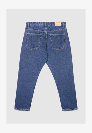 Pantaloni in denim blu con vestibilità comoda, caratterizzati da una cintura con passanti per cintura, due tasche a toppa posteriori e una texture effetto lavaggio chiaro.