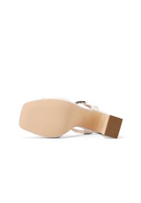 Sandal con tacco alto bianco a blocco, con punta aperta e cinturino alla caviglia. Superficie liscia con suola in gomma testurizzata.