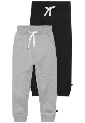 Due paia di pantaloni sportivi: uno grigio e uno nero. Entrambi presentano una vita elasticizzata, lacci di regolazione e tasche laterali. Tessuto morbido e strutturato.