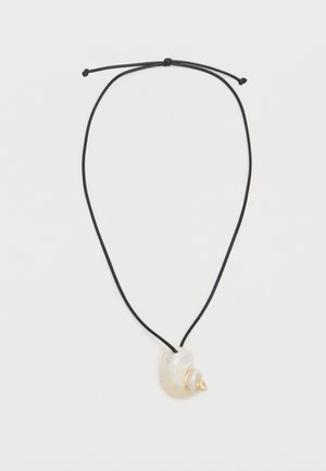 Sort justerbar snorehalskæde med en hvid spiralformet havsneglevedhæng, der har en lille guldtip, på en hvid baggrund.