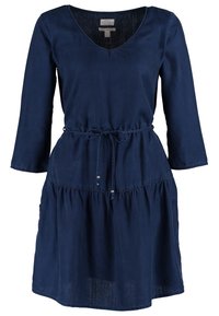 Abito blu navy con scollatura a V, maniche lunghe, vita regolabile con coulisse e gonna a strati. Realizzato in tessuto leggero con una texture liscia.