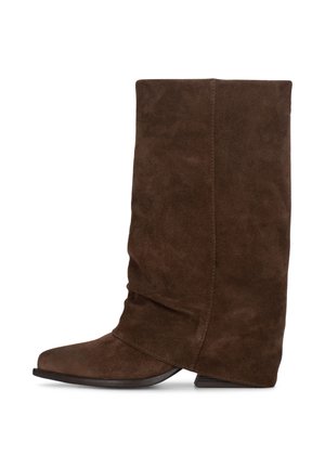 Botte mi-mollet en daim marron décontractée avec un talon bas incliné et un bout arrondi, vue de côté sur fond blanc.