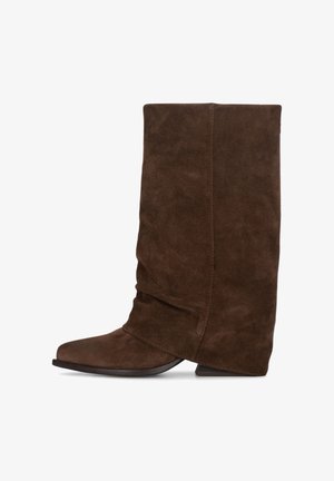 Botte mi-mollet en daim marron décontractée avec un talon bas incliné et un bout arrondi, vue de côté sur fond blanc.