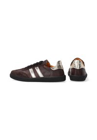 Brune lædersneakers med en mørk tekstureret ruskindstoe, sølvstriber, sorte snørebånd og en metallisk sølvhælsaccent på en sort sål.