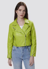 Giacca biker in similpelle di un vivido verde lime con design cropped, chiusura con zip asimmetrica e dettagli in metallo argentato.