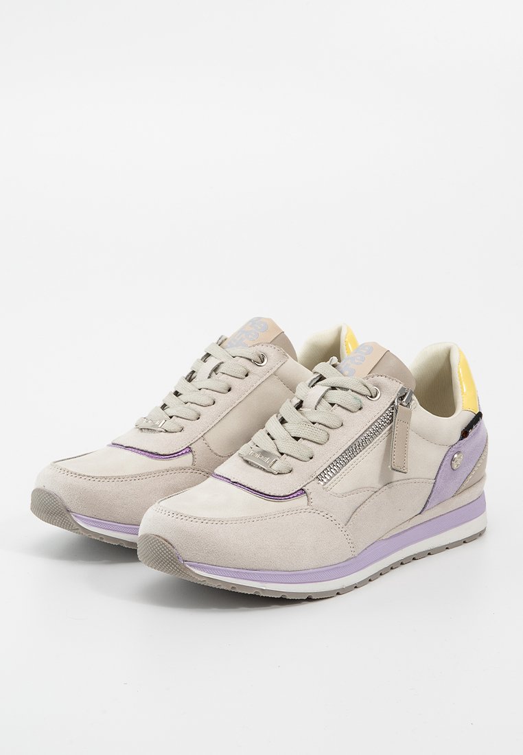 Sneakers in camoscio grigio con accenti lilla e gialli. Presentano lacci, una cerniera laterale e una suola in gomma testurizzata. Design atletico classico.