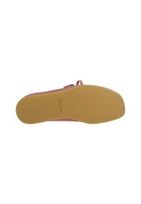 Scarpa in suede rosa con suola in gomma texturizzata. Caratterizzata da un design flessibile e cinturino regolabile per adattabilità e comfort. Marchio Clarks sulla suola.