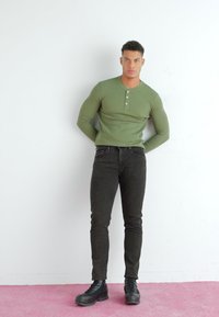 Levi's® 502™ brązowy