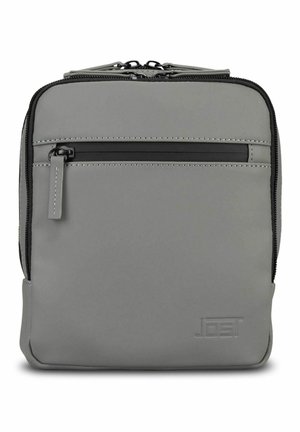 Sac bandoulière rectangulaire gris compact avec poche zippée à l'avant, détails noirs et logo embossé en bas à droite.