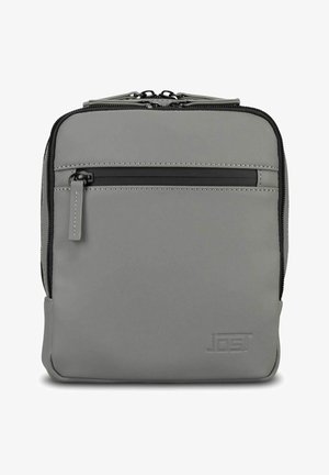 Sac bandoulière rectangulaire gris compact avec poche zippée à l'avant, détails noirs et logo embossé en bas à droite.