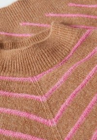 Pull marron doux en tricot avec des rayures horizontales roses et un col rond côtelé.